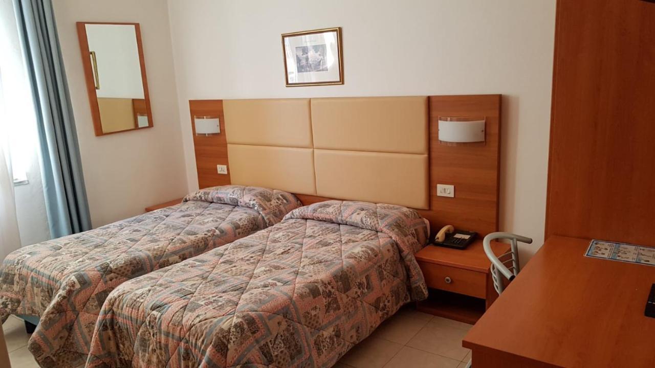 Hotel Patrizia مارينا دي ماسا المظهر الخارجي الصورة